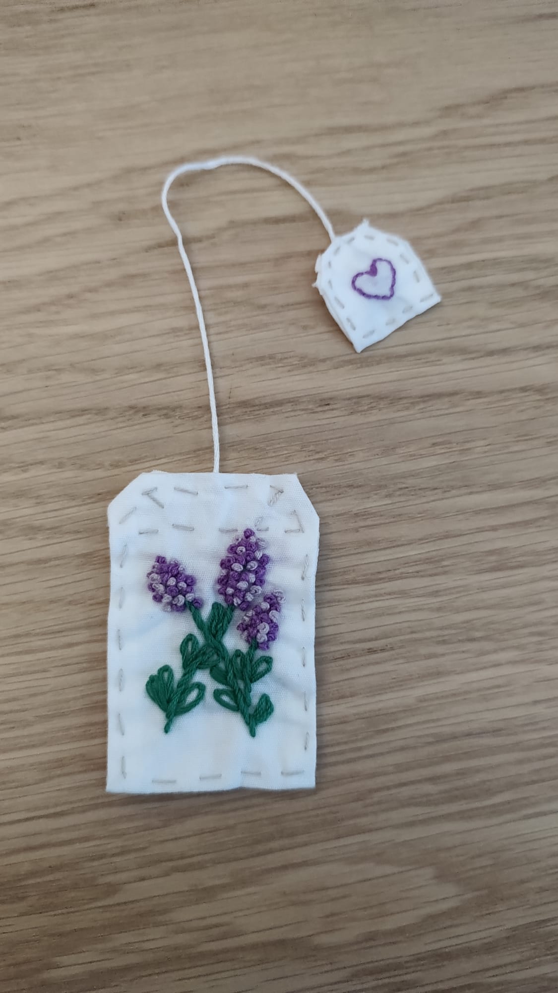 Geborduurd theezakje met lavendel