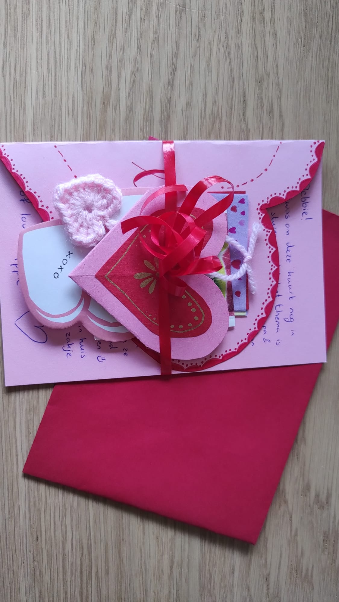 Handgemaakte valentijnskaart met lint en haakwerk