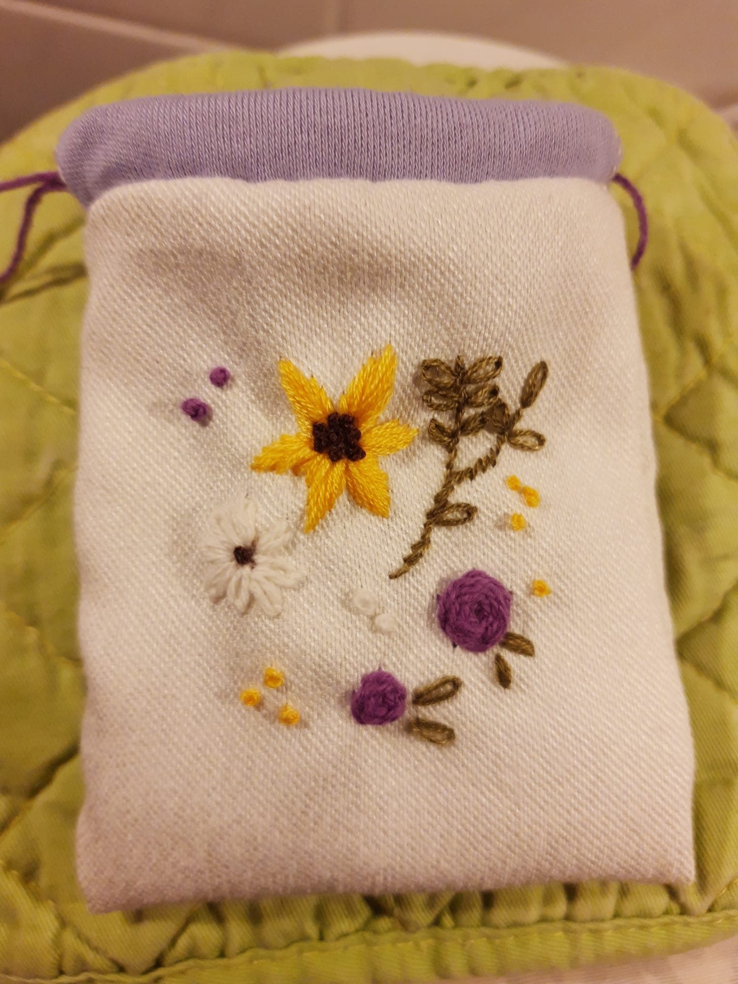 Geborduurd zakje met veldbloemen
